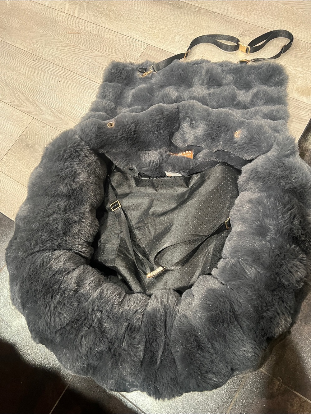 Pelsbarn Pet Luxurious Cozy Car Bed Charcoal Gray - New Unused